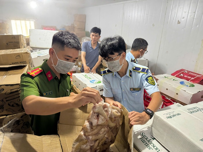 "Đột kích" kho hàng đông lạnh của Công ty Thịnh Phát Food- Ảnh 1. "Đột kích" kho hàng đông lạnh của Công ty Thịnh Phát Food- Ảnh 1.