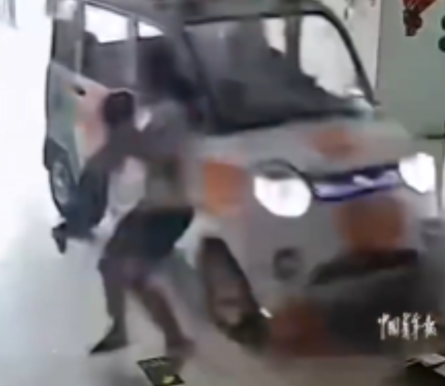 “Xe điên” đột ngột lao vào nhà hàng, phản ứng của bé gái 11 tuổi khiến tất cả sửng sốt- Ảnh 1. “Xe điên” đột ngột lao vào nhà hàng, phản ứng của bé gái 11 tuổi khiến tất cả sửng sốt- Ảnh 1.