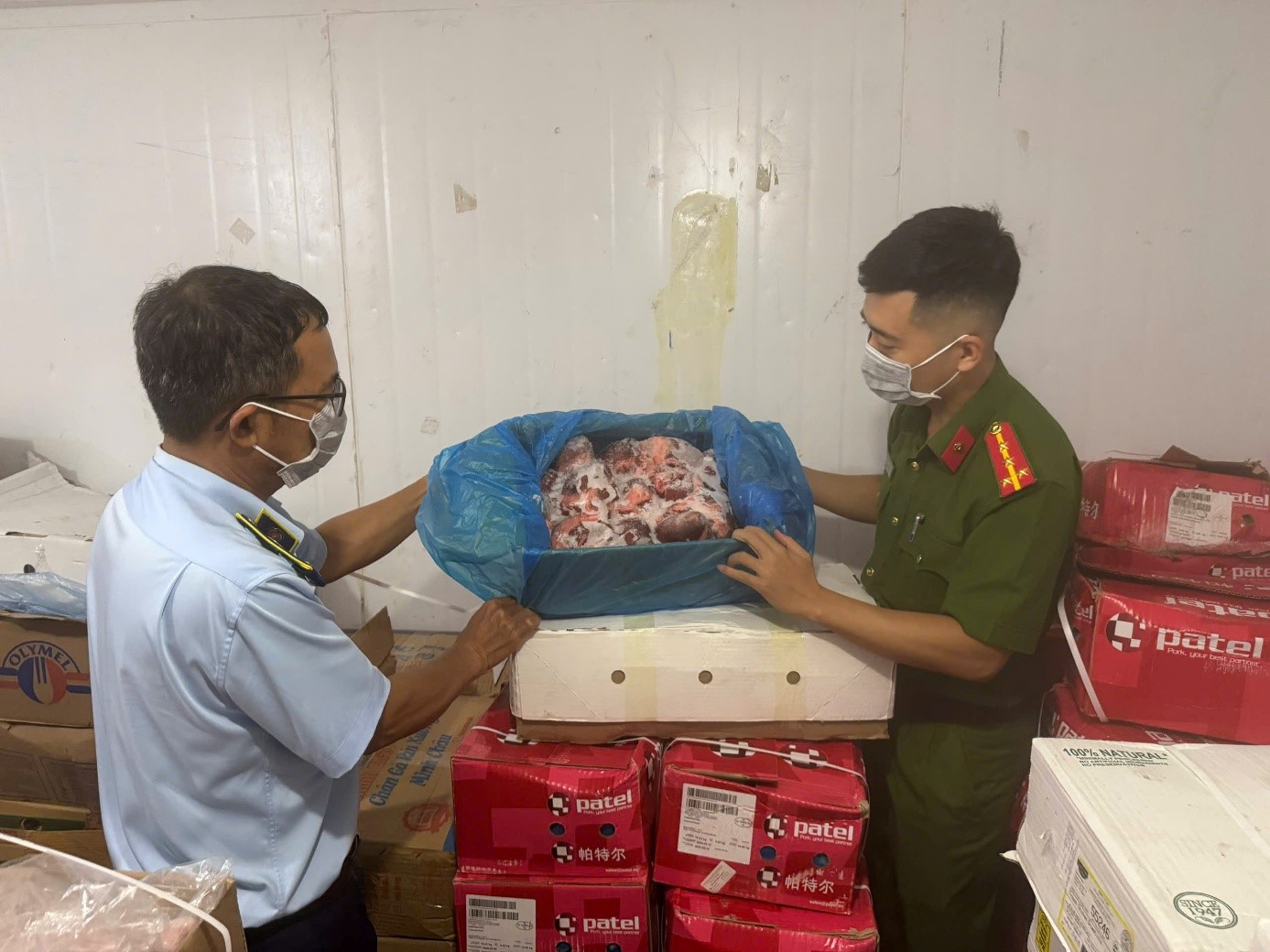 Quản lý thị trường phát hiện: Gần 4 tấn thịt đông lạnh không đảm bảo vệ sinh của Thịnh Phát Food (Quảng Bình); 2 tấn táo đỏ, kỷ tử không rõ nguồn gốc tại Tạng Kiều Đường (Phú Thọ)- Ảnh 2. Quản lý thị trường phát hiện: Gần 4 tấn thịt đông lạnh không đảm bảo vệ sinh của Thịnh Phát Food (Quảng Bình); 2 tấn táo đỏ, kỷ tử không rõ nguồn gốc tại Tạng Kiều Đường (Phú Thọ)- Ảnh 2.