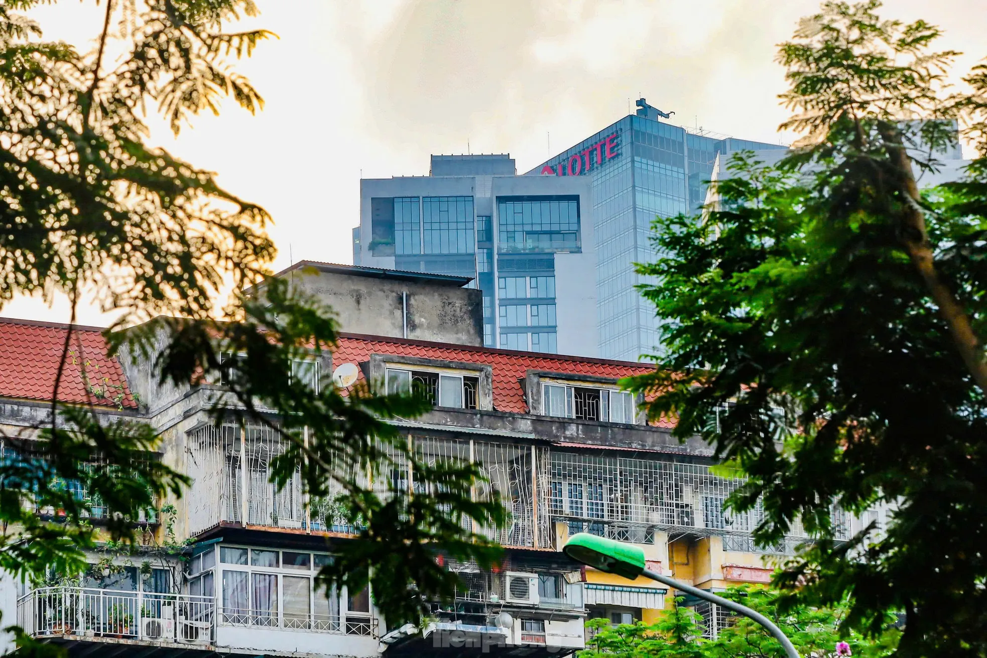 Hình ảnh đối lập giữa chung cư mới và cũ ở Hà Nội- Ảnh 10. Hình ảnh đối lập giữa chung cư mới và cũ ở Hà Nội- Ảnh 10.