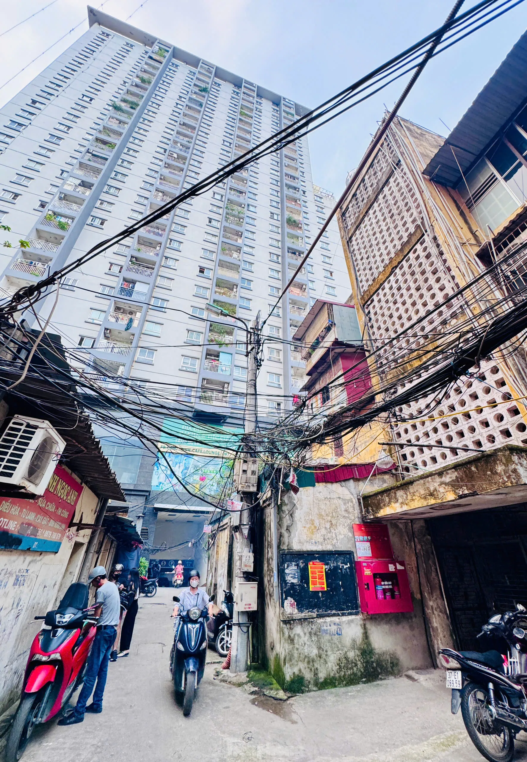Hình ảnh đối lập giữa chung cư mới và cũ ở Hà Nội- Ảnh 13. Hình ảnh đối lập giữa chung cư mới và cũ ở Hà Nội- Ảnh 13.