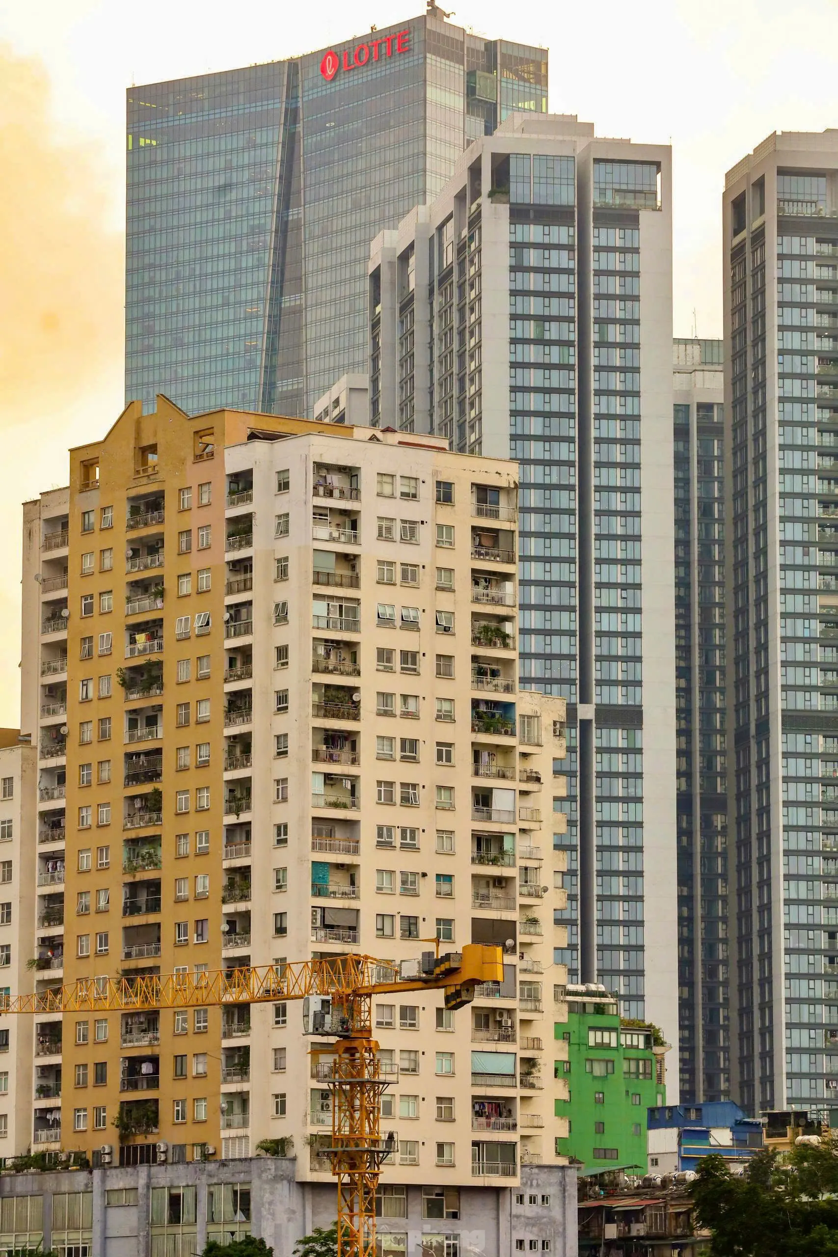 Hình ảnh đối lập giữa chung cư mới và cũ ở Hà Nội- Ảnh 9. Hình ảnh đối lập giữa chung cư mới và cũ ở Hà Nội- Ảnh 9.