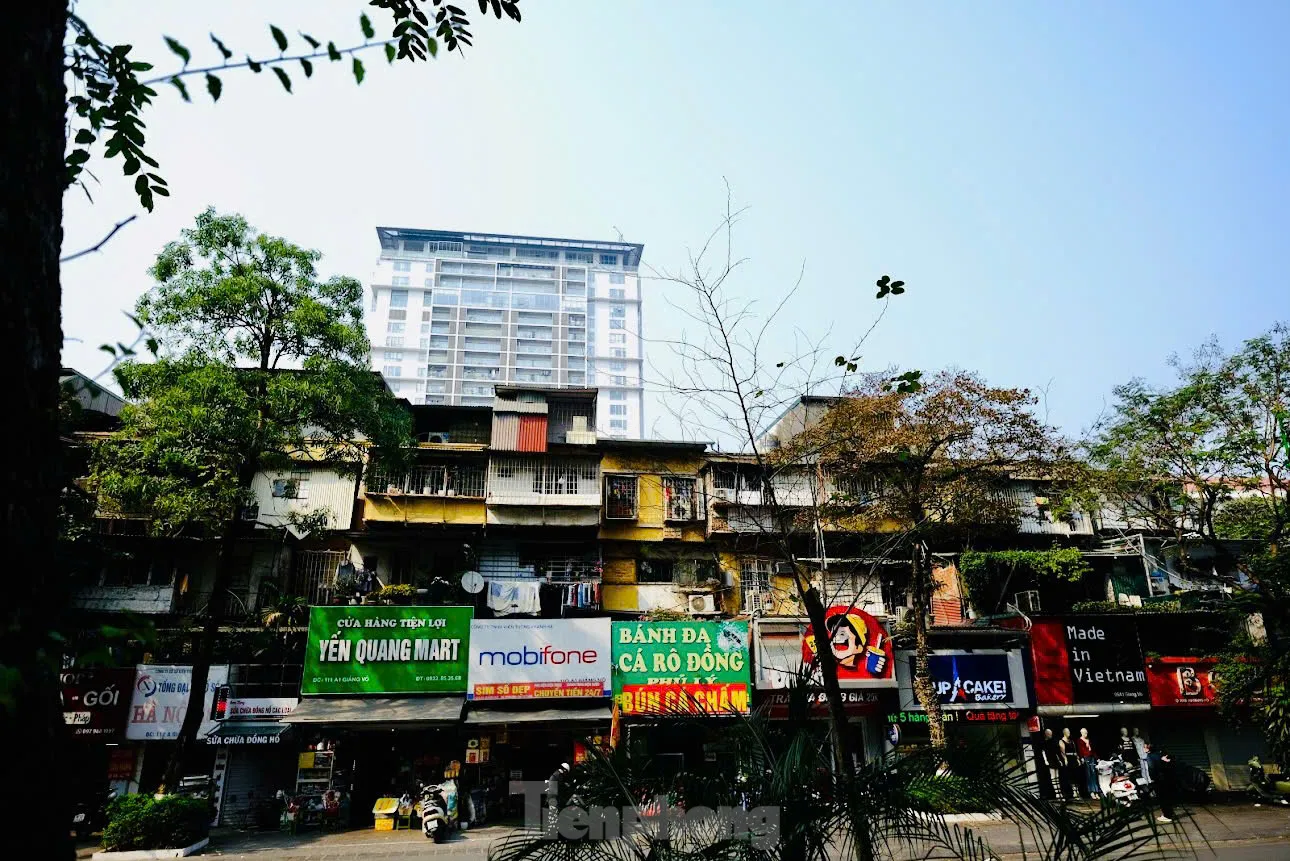 Hình ảnh đối lập giữa chung cư mới và cũ ở Hà Nội- Ảnh 7. Hình ảnh đối lập giữa chung cư mới và cũ ở Hà Nội- Ảnh 7.