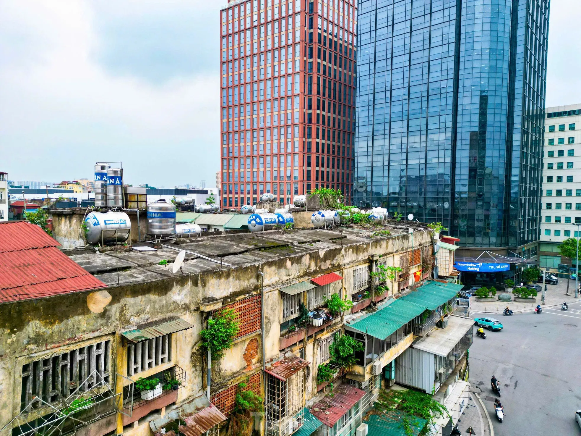 Hình ảnh đối lập giữa chung cư mới và cũ ở Hà Nội- Ảnh 4. Hình ảnh đối lập giữa chung cư mới và cũ ở Hà Nội- Ảnh 4.