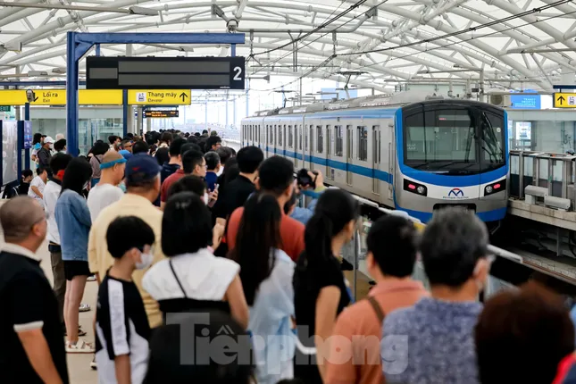 Miễn phí đi metro TPHCM đến hết năm 2025 cho những ai?- Ảnh 1. Miễn phí đi metro TPHCM đến hết năm 2025 cho những ai?- Ảnh 1.
