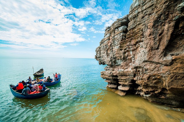 Phát hiện bãi biển ít du khách biết ở Nghệ An, người bản địa nhận xét: Nước trong xanh hơn Cửa Lò- Ảnh 6. Phát hiện bãi biển ít du khách biết ở Nghệ An, người bản địa nhận xét: Nước trong xanh hơn Cửa Lò- Ảnh 6.