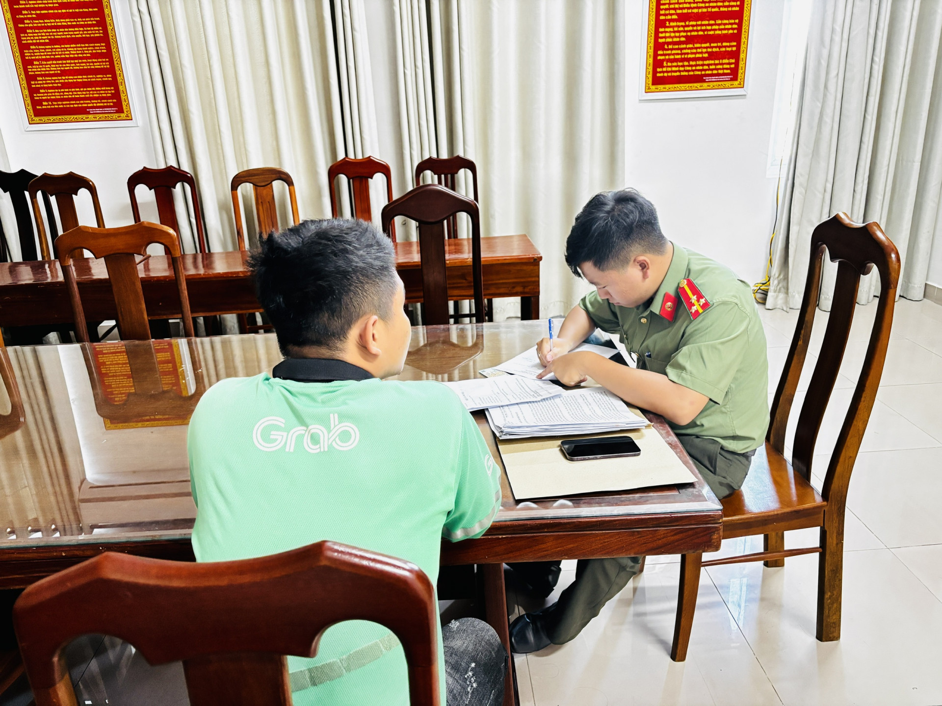 Một công ty chứng khoán ở Hà Nội chuyển khoản "nhầm" 1,7 tỷ đồng cho tài xế xe Grab- Ảnh 1. Một công ty chứng khoán ở Hà Nội chuyển khoản "nhầm" 1,7 tỷ đồng cho tài xế xe Grab- Ảnh 1.