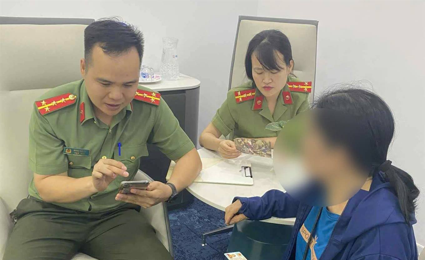Nhận thông tin 1 công dân đến ngân hàng MB yêu cầu chuyển hết tiền tiết kiệm 763 triệu cho con rể, công an phát hiện điểm nghi vấn, đề nghị dừng giao dịch- Ảnh 1. Nhận thông tin 1 công dân đến ngân hàng MB yêu cầu chuyển hết tiền tiết kiệm 763 triệu cho con rể, công an phát hiện điểm nghi vấn, đề nghị dừng giao dịch- Ảnh 1.