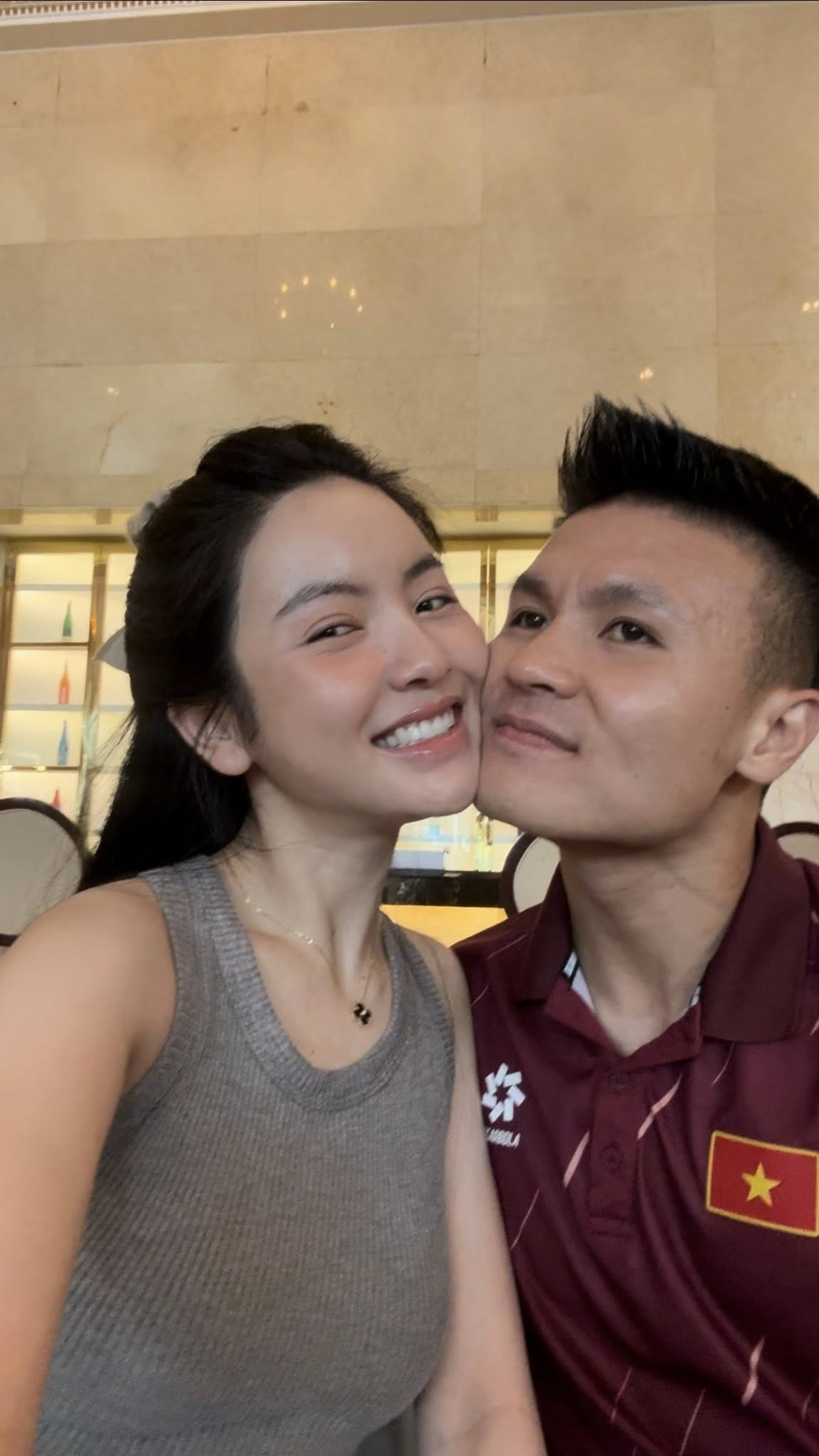 Chu Thanh Huyền - vợ Quang Hải đi giày nhảy lên bàn ăn chụp ảnh gây tranh cãi kịch liệt- Ảnh 3. Chu Thanh Huyền - vợ Quang Hải đi giày nhảy lên bàn ăn chụp ảnh gây tranh cãi kịch liệt- Ảnh 3.