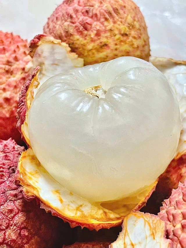 Loại vải hơn 10.000đ/quả, to bằng trứng gà: Người ăn nhận xét "Chưa bao giờ ăn vải nào ngon thế này"- Ảnh 6. Loại vải hơn 10.000đ/quả, to bằng trứng gà: Người ăn nhận xét "Chưa bao giờ ăn vải nào ngon thế này"- Ảnh 6.