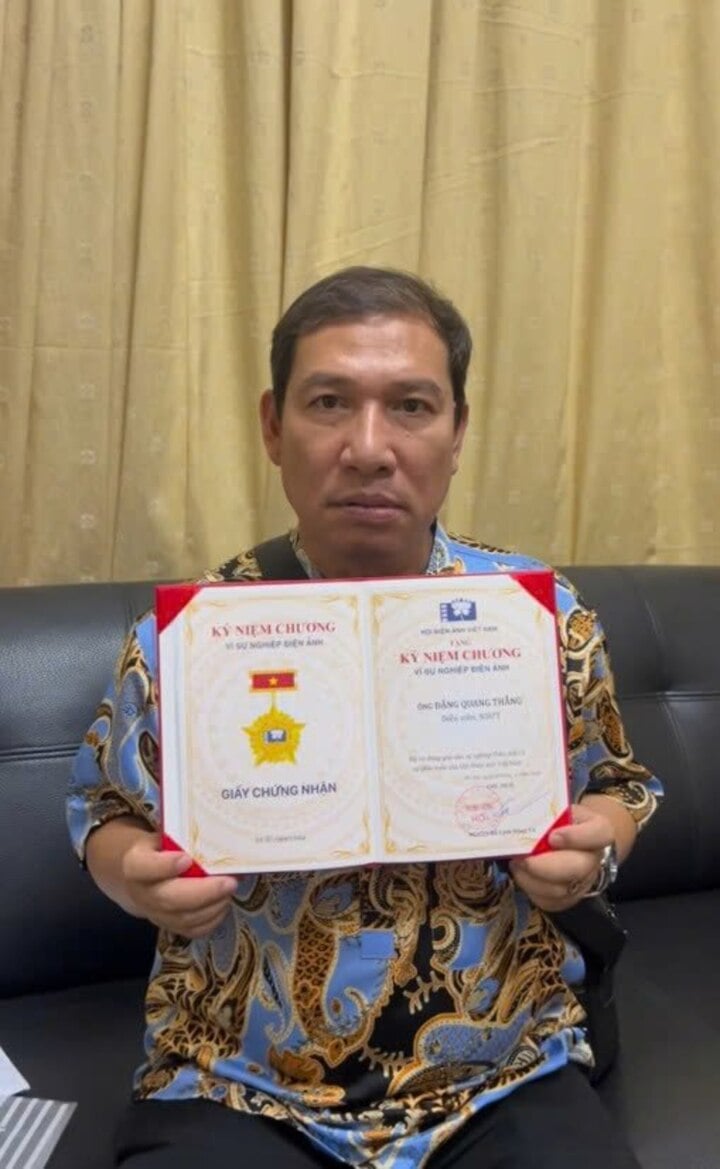 NSƯT Quang Thắng khiến dân mạng cười ngất vì biểu cảm 'hình sự' khi nhận giải- Ảnh 1. NSƯT Quang Thắng khiến dân mạng cười ngất vì biểu cảm 'hình sự' khi nhận giải- Ảnh 1.
