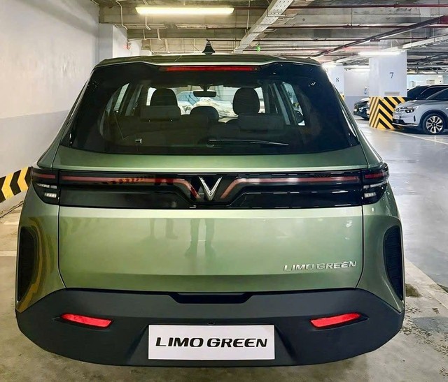 VinFast Limo Green lộ diện ngoài đời, ảnh tràn ngập mạng xã hội: Thiết kế của xe do người Việt làm 100%- Ảnh 2. VinFast Limo Green lộ diện ngoài đời, ảnh tràn ngập mạng xã hội: Thiết kế của xe do người Việt làm 100%- Ảnh 2.