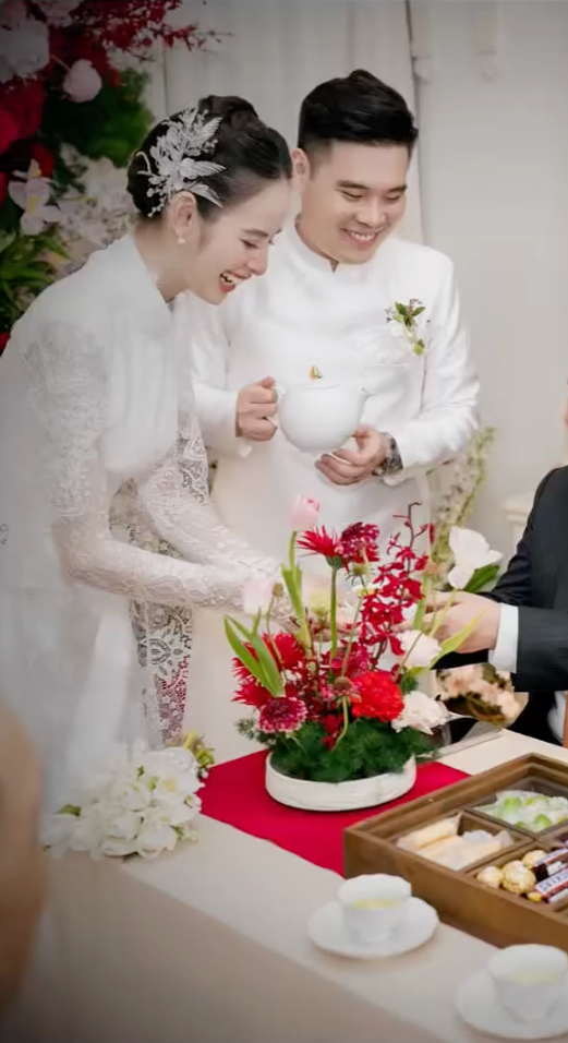 Cận visual nét căng của "Kim Tae Hee Việt Nam" trong lễ ăn hỏi với thiếu gia, 1 chi tiết đậm chất hào môn gây chú ý- Ảnh 8. Cận visual nét căng của "Kim Tae Hee Việt Nam" trong lễ ăn hỏi với thiếu gia, 1 chi tiết đậm chất hào môn gây chú ý- Ảnh 8.