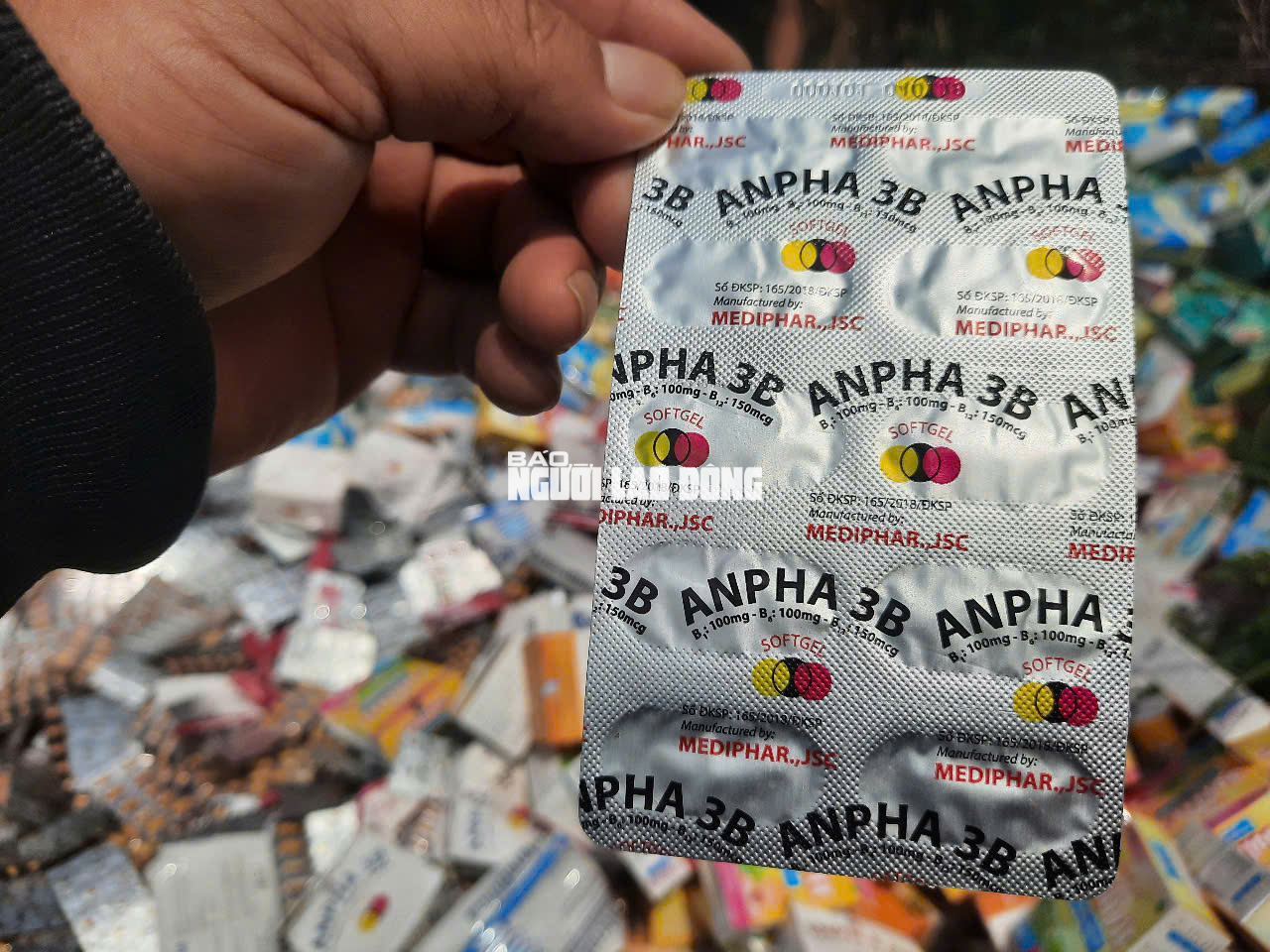 Phát hiện số lượng lớn thuốc, thực phẩm chức năng bỏ ở Bình Chánh- Ảnh 6. Phát hiện số lượng lớn thuốc, thực phẩm chức năng bỏ ở Bình Chánh- Ảnh 6.