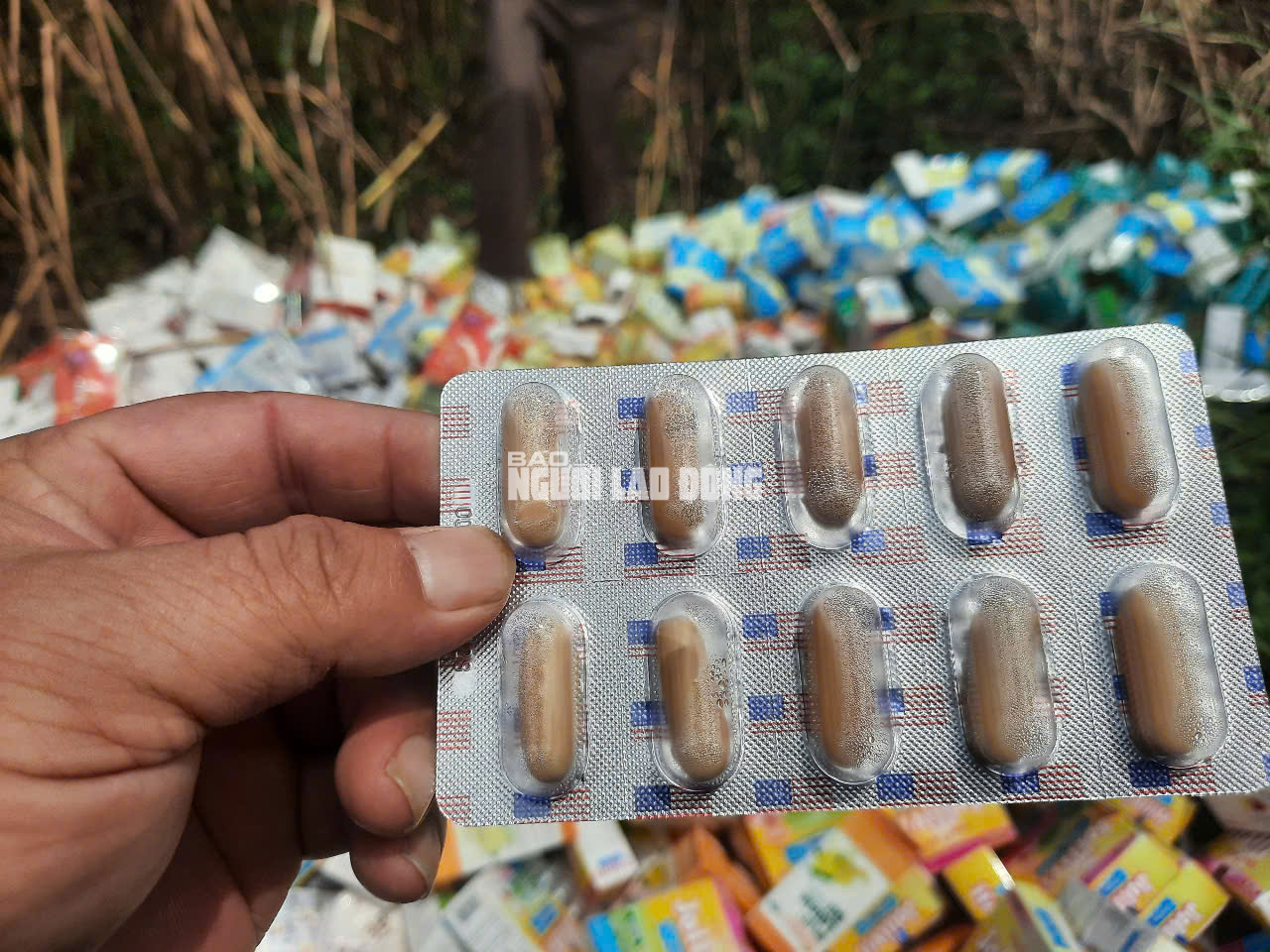 Phát hiện số lượng lớn thuốc, thực phẩm chức năng bỏ ở Bình Chánh- Ảnh 7. Phát hiện số lượng lớn thuốc, thực phẩm chức năng bỏ ở Bình Chánh- Ảnh 7.