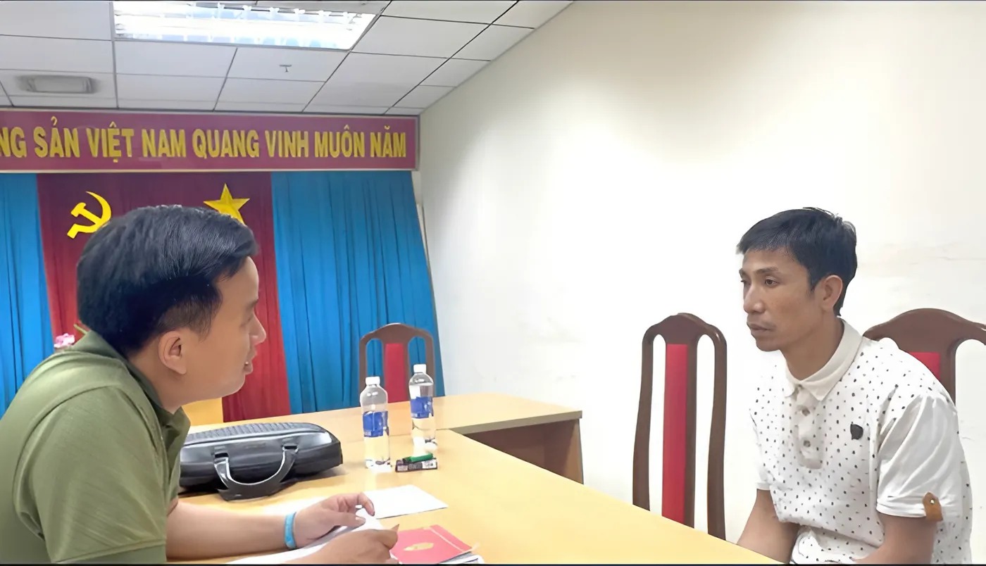 Công an Quảng Bình bắt giữ Nguyễn Xuân Hòa tại sân bay Tân Sơn Nhất- Ảnh 1. Công an Quảng Bình bắt giữ Nguyễn Xuân Hòa tại sân bay Tân Sơn Nhất- Ảnh 1.