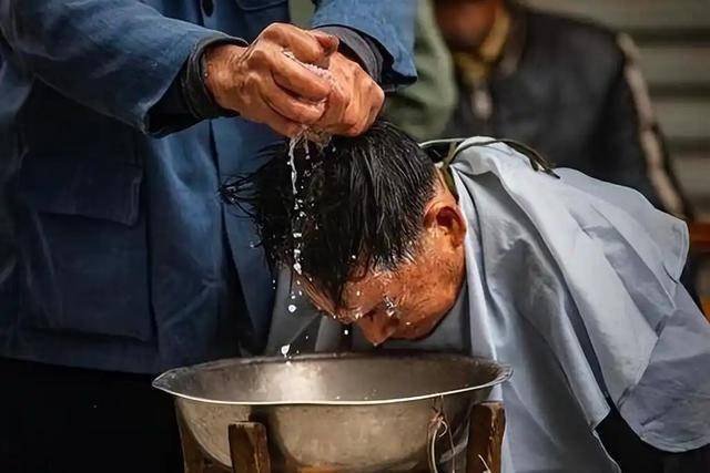 Người phụ nữ đột quỵ sau khi gội đầu vào mùa hè! Cảnh báo: Sau 60 tuổi, khi gội đầu cần ghi nhớ “4 không”- Ảnh 2. Người phụ nữ đột quỵ sau khi gội đầu vào mùa hè! Cảnh báo: Sau 60 tuổi, khi gội đầu cần ghi nhớ “4 không”- Ảnh 2.