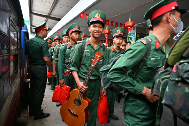 Cảnh tượng đặc biệt tại ga Hà Nội chiều tháng Sáu: Người dân xếp hàng dài chào đón các chiến sĩ chuẩn bị thực hiện nhiệm vụ A80- Ảnh 1. Cảnh tượng đặc biệt tại ga Hà Nội chiều tháng Sáu: Người dân xếp hàng dài chào đón các chiến sĩ chuẩn bị thực hiện nhiệm vụ A80- Ảnh 1.