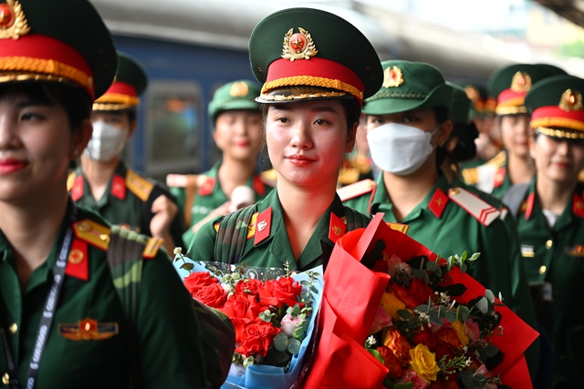 Cảnh tượng đặc biệt tại ga Hà Nội chiều tháng Sáu: Người dân xếp hàng dài chào đón các chiến sĩ chuẩn bị thực hiện nhiệm vụ A80- Ảnh 7. Cảnh tượng đặc biệt tại ga Hà Nội chiều tháng Sáu: Người dân xếp hàng dài chào đón các chiến sĩ chuẩn bị thực hiện nhiệm vụ A80- Ảnh 7.