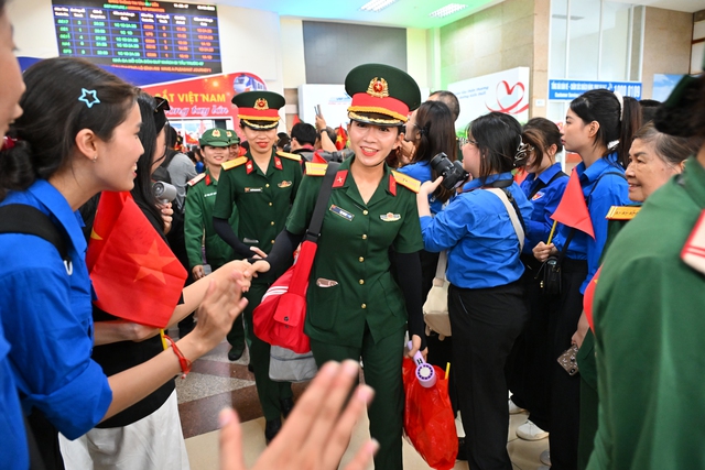 Cảnh tượng đặc biệt tại ga Hà Nội chiều tháng Sáu: Người dân xếp hàng dài chào đón các chiến sĩ chuẩn bị thực hiện nhiệm vụ A80- Ảnh 3. Cảnh tượng đặc biệt tại ga Hà Nội chiều tháng Sáu: Người dân xếp hàng dài chào đón các chiến sĩ chuẩn bị thực hiện nhiệm vụ A80- Ảnh 3.