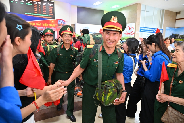 Cảnh tượng đặc biệt tại ga Hà Nội chiều tháng Sáu: Người dân xếp hàng dài chào đón các chiến sĩ chuẩn bị thực hiện nhiệm vụ A80- Ảnh 2. Cảnh tượng đặc biệt tại ga Hà Nội chiều tháng Sáu: Người dân xếp hàng dài chào đón các chiến sĩ chuẩn bị thực hiện nhiệm vụ A80- Ảnh 2.