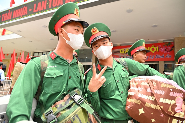 Cảnh tượng đặc biệt tại ga Hà Nội chiều tháng Sáu: Người dân xếp hàng dài chào đón các chiến sĩ chuẩn bị thực hiện nhiệm vụ A80- Ảnh 5. Cảnh tượng đặc biệt tại ga Hà Nội chiều tháng Sáu: Người dân xếp hàng dài chào đón các chiến sĩ chuẩn bị thực hiện nhiệm vụ A80- Ảnh 5.