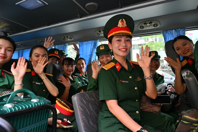 Cảnh tượng đặc biệt tại ga Hà Nội chiều tháng Sáu: Người dân xếp hàng dài chào đón các chiến sĩ chuẩn bị thực hiện nhiệm vụ A80- Ảnh 6. Cảnh tượng đặc biệt tại ga Hà Nội chiều tháng Sáu: Người dân xếp hàng dài chào đón các chiến sĩ chuẩn bị thực hiện nhiệm vụ A80- Ảnh 6.