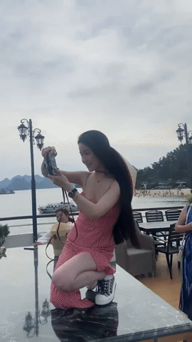 Chu Thanh Huyền - vợ Quang Hải đi giày nhảy lên bàn ăn chụp ảnh gây tranh cãi kịch liệt- Ảnh 2. Chu Thanh Huyền - vợ Quang Hải đi giày nhảy lên bàn ăn chụp ảnh gây tranh cãi kịch liệt- Ảnh 2.