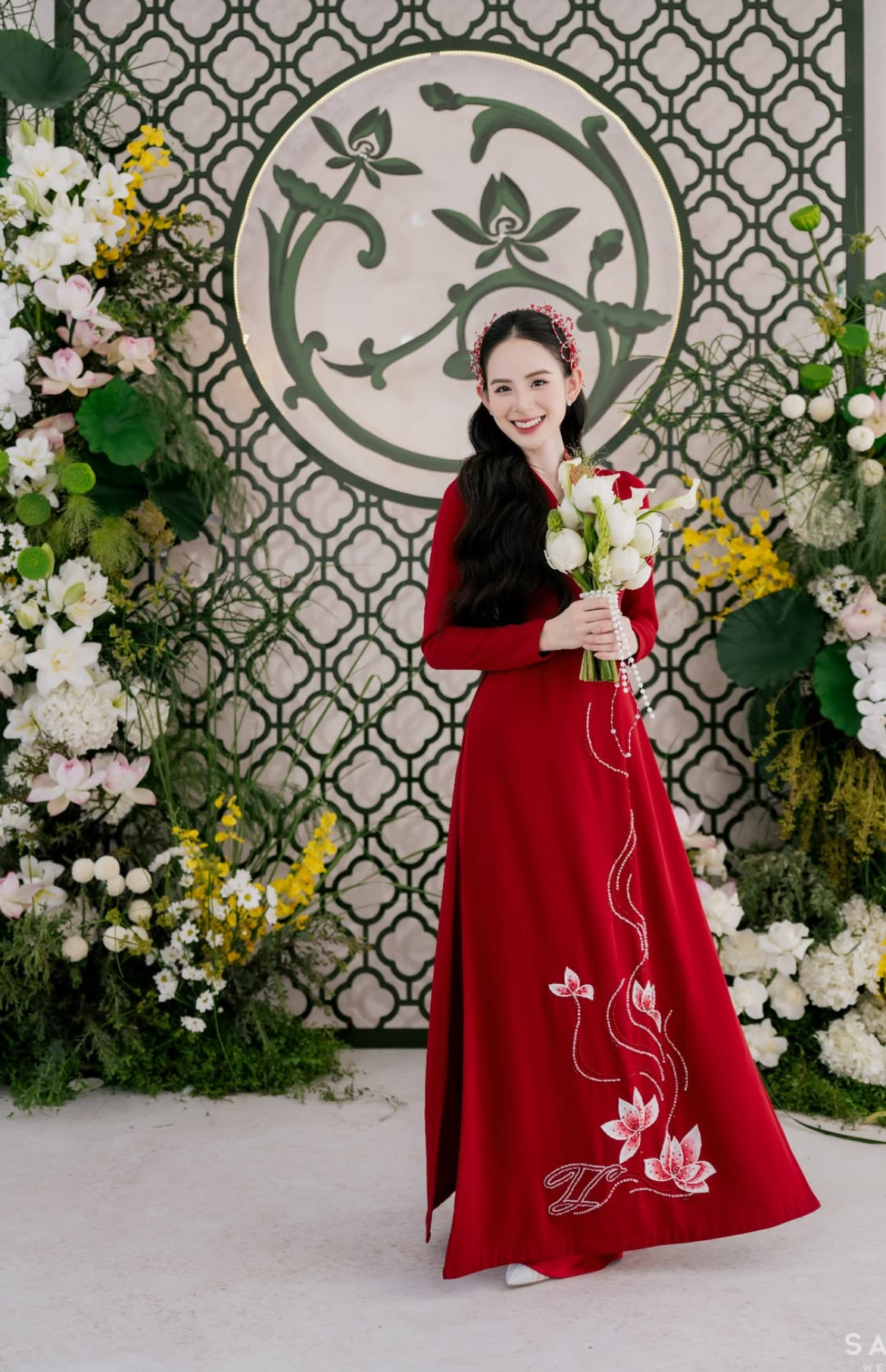 Cận visual nét căng của "Kim Tae Hee Việt Nam" trong lễ ăn hỏi với thiếu gia, 1 chi tiết đậm chất hào môn gây chú ý- Ảnh 1. Cận visual nét căng của "Kim Tae Hee Việt Nam" trong lễ ăn hỏi với thiếu gia, 1 chi tiết đậm chất hào môn gây chú ý- Ảnh 1.
