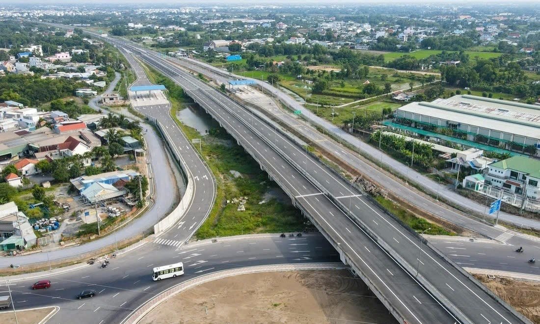 Tin vui hạ tầng đầu năm 2025: Cao tốc Bến Lức – Long Thành thông xe một số đoạn, bất động sản khu Tây rục rịch trở lại- Ảnh 2. Tin vui hạ tầng đầu năm 2025: Cao tốc Bến Lức – Long Thành thông xe một số đoạn, bất động sản khu Tây rục rịch trở lại- Ảnh 2.