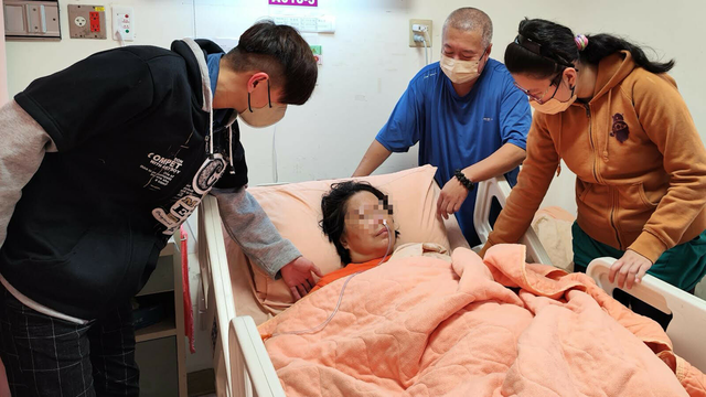 Người phụ nữ đột quỵ sau khi gội đầu vào mùa hè! Cảnh báo: Sau 60 tuổi, khi gội đầu cần ghi nhớ “4 không”- Ảnh 1. Người phụ nữ đột quỵ sau khi gội đầu vào mùa hè! Cảnh báo: Sau 60 tuổi, khi gội đầu cần ghi nhớ “4 không”- Ảnh 1.