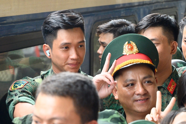 Thượng úy Lê Hoàng Hiệp được các chiến sĩ khác “hộ tống” di chuyển ra khỏi vòng vây của đông đảo người dân tại ga Hà Nội- Ảnh 2. Thượng úy Lê Hoàng Hiệp được các chiến sĩ khác “hộ tống” di chuyển ra khỏi vòng vây của đông đảo người dân tại ga Hà Nội- Ảnh 2.