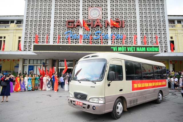 Thượng úy Lê Hoàng Hiệp được các chiến sĩ khác “hộ tống” di chuyển ra khỏi vòng vây của đông đảo người dân tại ga Hà Nội- Ảnh 8. Thượng úy Lê Hoàng Hiệp được các chiến sĩ khác “hộ tống” di chuyển ra khỏi vòng vây của đông đảo người dân tại ga Hà Nội- Ảnh 8.