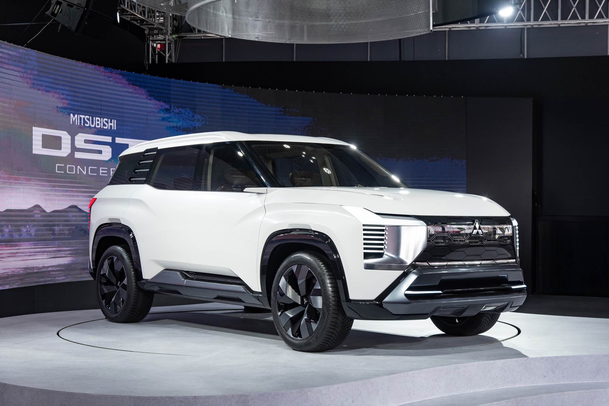 Xem thực tế Mitsubishi DST Concept ngoài đời thực: Hàng 3 cực rộng, có ADAS, nhiều điểm giống Xforce đang bán chạy- Ảnh 3. Xem thực tế Mitsubishi DST Concept ngoài đời thực: Hàng 3 cực rộng, có ADAS, nhiều điểm giống Xforce đang bán chạy- Ảnh 3.