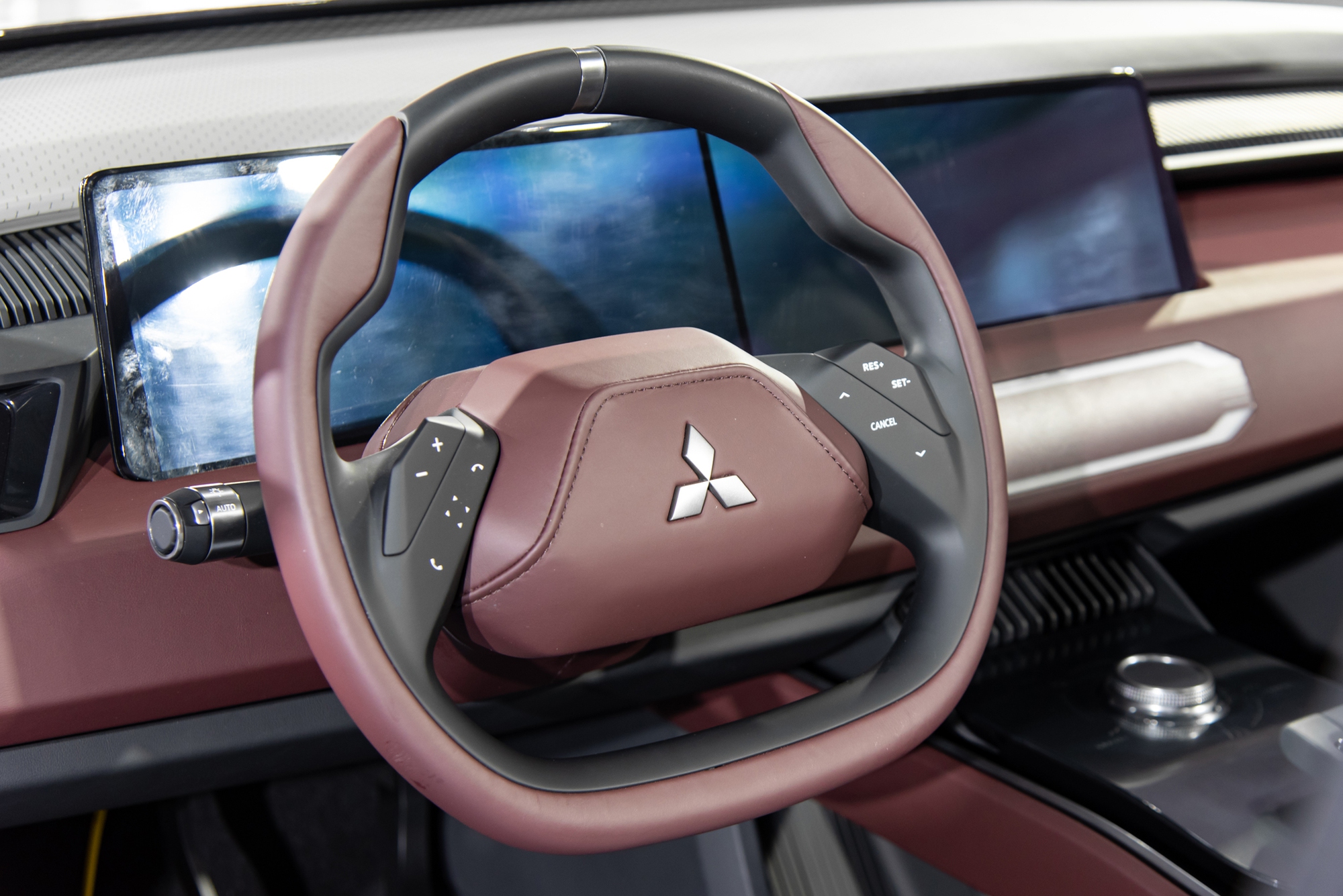 Xem thực tế Mitsubishi DST Concept ngoài đời thực: Hàng 3 cực rộng, có ADAS, nhiều điểm giống Xforce đang bán chạy- Ảnh 14. Xem thực tế Mitsubishi DST Concept ngoài đời thực: Hàng 3 cực rộng, có ADAS, nhiều điểm giống Xforce đang bán chạy- Ảnh 14.
