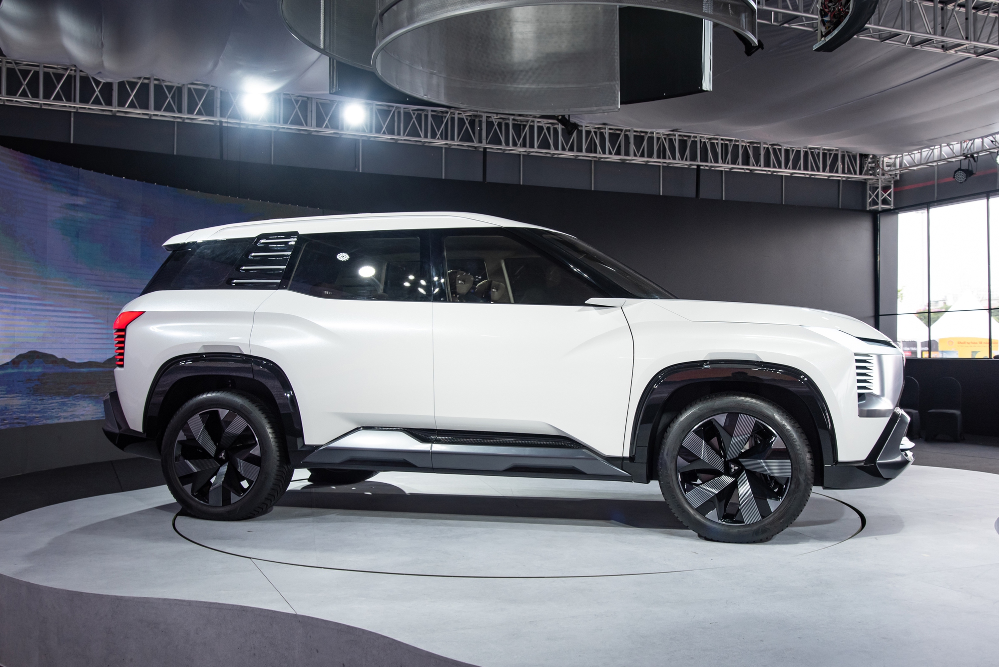 Xem thực tế Mitsubishi DST Concept ngoài đời thực: Hàng 3 cực rộng, có ADAS, nhiều điểm giống Xforce đang bán chạy- Ảnh 9. Xem thực tế Mitsubishi DST Concept ngoài đời thực: Hàng 3 cực rộng, có ADAS, nhiều điểm giống Xforce đang bán chạy- Ảnh 9.