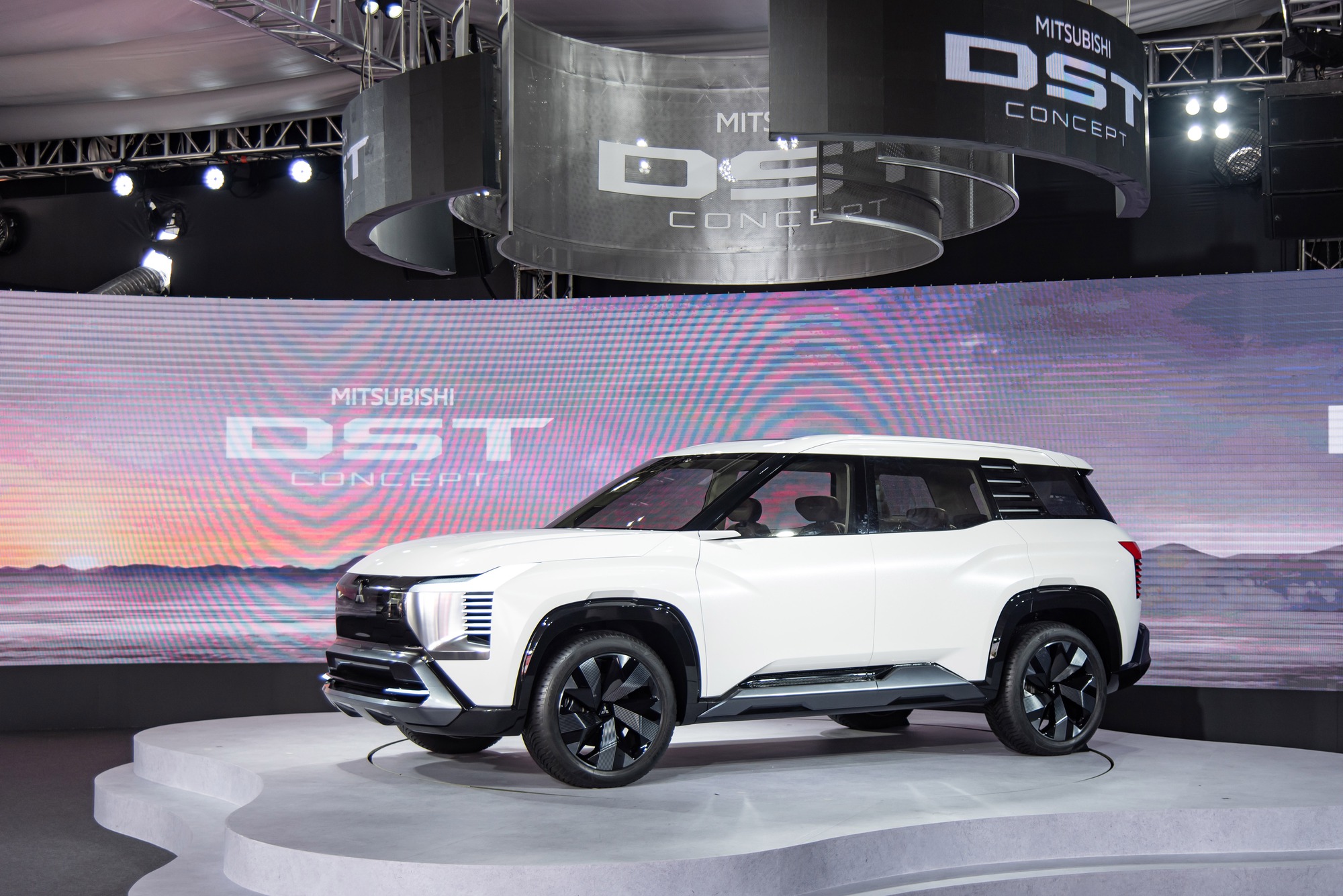 Xem thực tế Mitsubishi DST Concept ngoài đời thực: Hàng 3 cực rộng, có ADAS, nhiều điểm giống Xforce đang bán chạy- Ảnh 1. Xem thực tế Mitsubishi DST Concept ngoài đời thực: Hàng 3 cực rộng, có ADAS, nhiều điểm giống Xforce đang bán chạy- Ảnh 1.