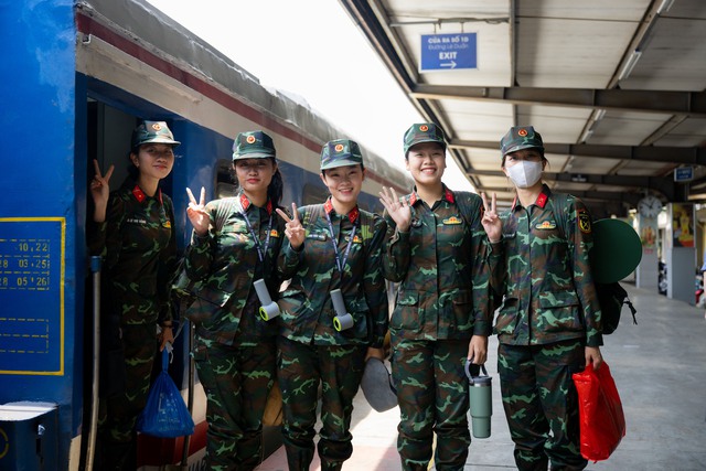 Cảnh tượng đặc biệt tại ga Hà Nội chiều tháng Sáu: Người dân xếp hàng dài chào đón các chiến sĩ chuẩn bị thực hiện nhiệm vụ A80- Ảnh 19. Cảnh tượng đặc biệt tại ga Hà Nội chiều tháng Sáu: Người dân xếp hàng dài chào đón các chiến sĩ chuẩn bị thực hiện nhiệm vụ A80- Ảnh 19.