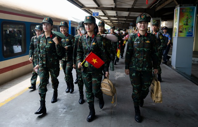 Cảnh tượng đặc biệt tại ga Hà Nội chiều tháng Sáu: Người dân xếp hàng dài chào đón các chiến sĩ chuẩn bị thực hiện nhiệm vụ A80- Ảnh 21. Cảnh tượng đặc biệt tại ga Hà Nội chiều tháng Sáu: Người dân xếp hàng dài chào đón các chiến sĩ chuẩn bị thực hiện nhiệm vụ A80- Ảnh 21.