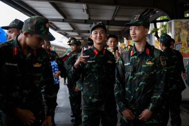 Cảnh tượng đặc biệt tại ga Hà Nội chiều tháng Sáu: Người dân xếp hàng dài chào đón các chiến sĩ chuẩn bị thực hiện nhiệm vụ A80- Ảnh 15. Cảnh tượng đặc biệt tại ga Hà Nội chiều tháng Sáu: Người dân xếp hàng dài chào đón các chiến sĩ chuẩn bị thực hiện nhiệm vụ A80- Ảnh 15.