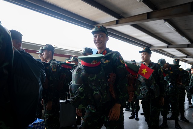 Cảnh tượng đặc biệt tại ga Hà Nội chiều tháng Sáu: Người dân xếp hàng dài chào đón các chiến sĩ chuẩn bị thực hiện nhiệm vụ A80- Ảnh 14. Cảnh tượng đặc biệt tại ga Hà Nội chiều tháng Sáu: Người dân xếp hàng dài chào đón các chiến sĩ chuẩn bị thực hiện nhiệm vụ A80- Ảnh 14.