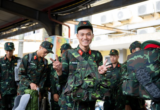 Cảnh tượng đặc biệt tại ga Hà Nội chiều tháng Sáu: Người dân xếp hàng dài chào đón các chiến sĩ chuẩn bị thực hiện nhiệm vụ A80- Ảnh 11. Cảnh tượng đặc biệt tại ga Hà Nội chiều tháng Sáu: Người dân xếp hàng dài chào đón các chiến sĩ chuẩn bị thực hiện nhiệm vụ A80- Ảnh 11.