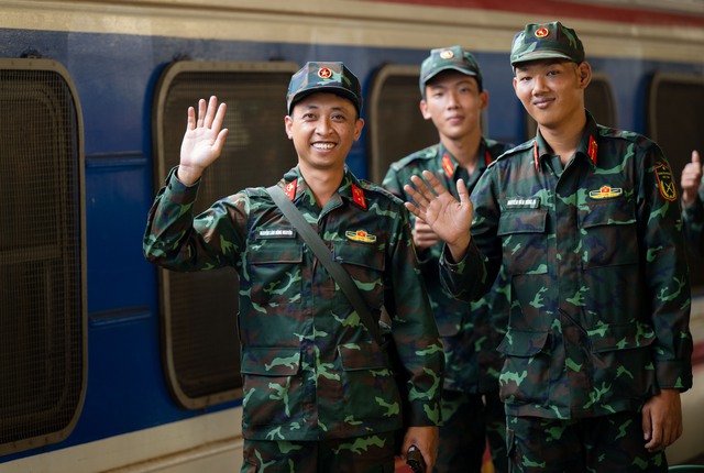 Cảnh tượng đặc biệt tại ga Hà Nội chiều tháng Sáu: Người dân xếp hàng dài chào đón các chiến sĩ chuẩn bị thực hiện nhiệm vụ A80- Ảnh 12. Cảnh tượng đặc biệt tại ga Hà Nội chiều tháng Sáu: Người dân xếp hàng dài chào đón các chiến sĩ chuẩn bị thực hiện nhiệm vụ A80- Ảnh 12.