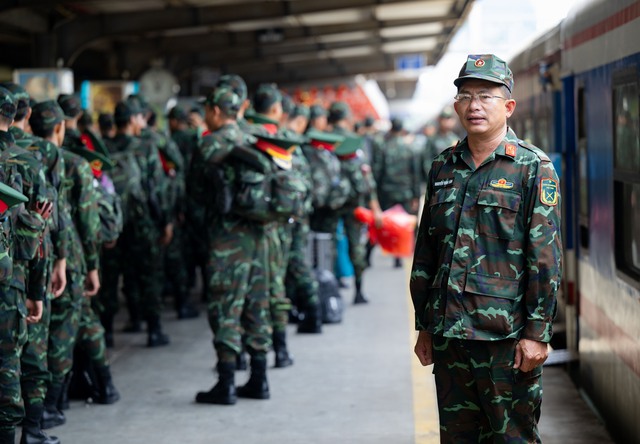 Cảnh tượng đặc biệt tại ga Hà Nội chiều tháng Sáu: Người dân xếp hàng dài chào đón các chiến sĩ chuẩn bị thực hiện nhiệm vụ A80- Ảnh 10. Cảnh tượng đặc biệt tại ga Hà Nội chiều tháng Sáu: Người dân xếp hàng dài chào đón các chiến sĩ chuẩn bị thực hiện nhiệm vụ A80- Ảnh 10.