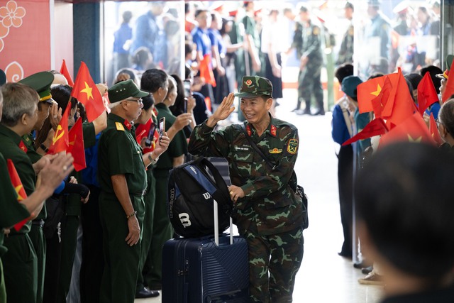 Cảnh tượng đặc biệt tại ga Hà Nội chiều tháng Sáu: Người dân xếp hàng dài chào đón các chiến sĩ chuẩn bị thực hiện nhiệm vụ A80- Ảnh 8. Cảnh tượng đặc biệt tại ga Hà Nội chiều tháng Sáu: Người dân xếp hàng dài chào đón các chiến sĩ chuẩn bị thực hiện nhiệm vụ A80- Ảnh 8.