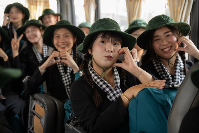 Cảnh tượng đặc biệt tại ga Hà Nội chiều tháng Sáu: Người dân xếp hàng dài chào đón các chiến sĩ chuẩn bị thực hiện nhiệm vụ A80- Ảnh 23. Cảnh tượng đặc biệt tại ga Hà Nội chiều tháng Sáu: Người dân xếp hàng dài chào đón các chiến sĩ chuẩn bị thực hiện nhiệm vụ A80- Ảnh 23.