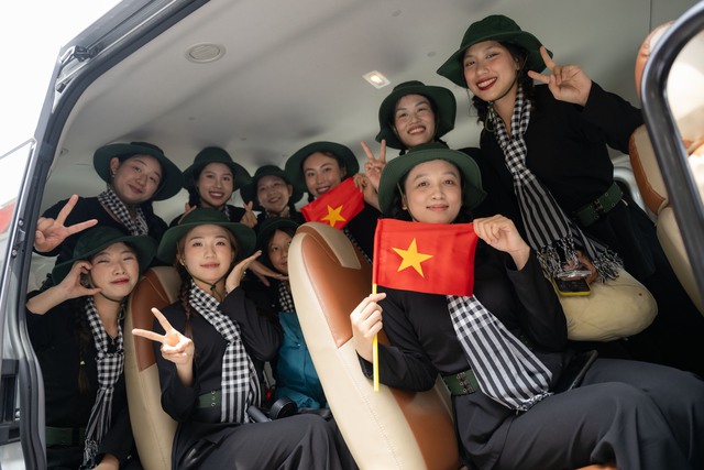 Cảnh tượng đặc biệt tại ga Hà Nội chiều tháng Sáu: Người dân xếp hàng dài chào đón các chiến sĩ chuẩn bị thực hiện nhiệm vụ A80- Ảnh 24. Cảnh tượng đặc biệt tại ga Hà Nội chiều tháng Sáu: Người dân xếp hàng dài chào đón các chiến sĩ chuẩn bị thực hiện nhiệm vụ A80- Ảnh 24.