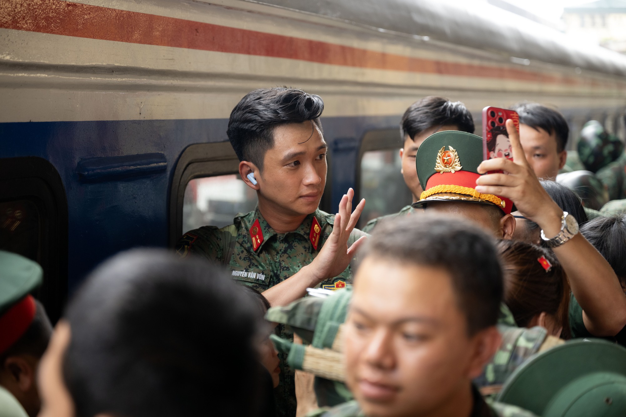 Cảnh tượng đặc biệt tại ga Hà Nội chiều tháng Sáu: Người dân xếp hàng dài chào đón các chiến sĩ chuẩn bị thực hiện nhiệm vụ A80- Ảnh 16. Cảnh tượng đặc biệt tại ga Hà Nội chiều tháng Sáu: Người dân xếp hàng dài chào đón các chiến sĩ chuẩn bị thực hiện nhiệm vụ A80- Ảnh 16.