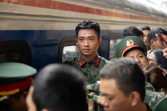 Thượng úy Lê Hoàng Hiệp được các chiến sĩ khác “hộ tống” di chuyển ra khỏi vòng vây của đông đảo người dân tại ga Hà Nội- Ảnh 4. Thượng úy Lê Hoàng Hiệp được các chiến sĩ khác “hộ tống” di chuyển ra khỏi vòng vây của đông đảo người dân tại ga Hà Nội- Ảnh 4.