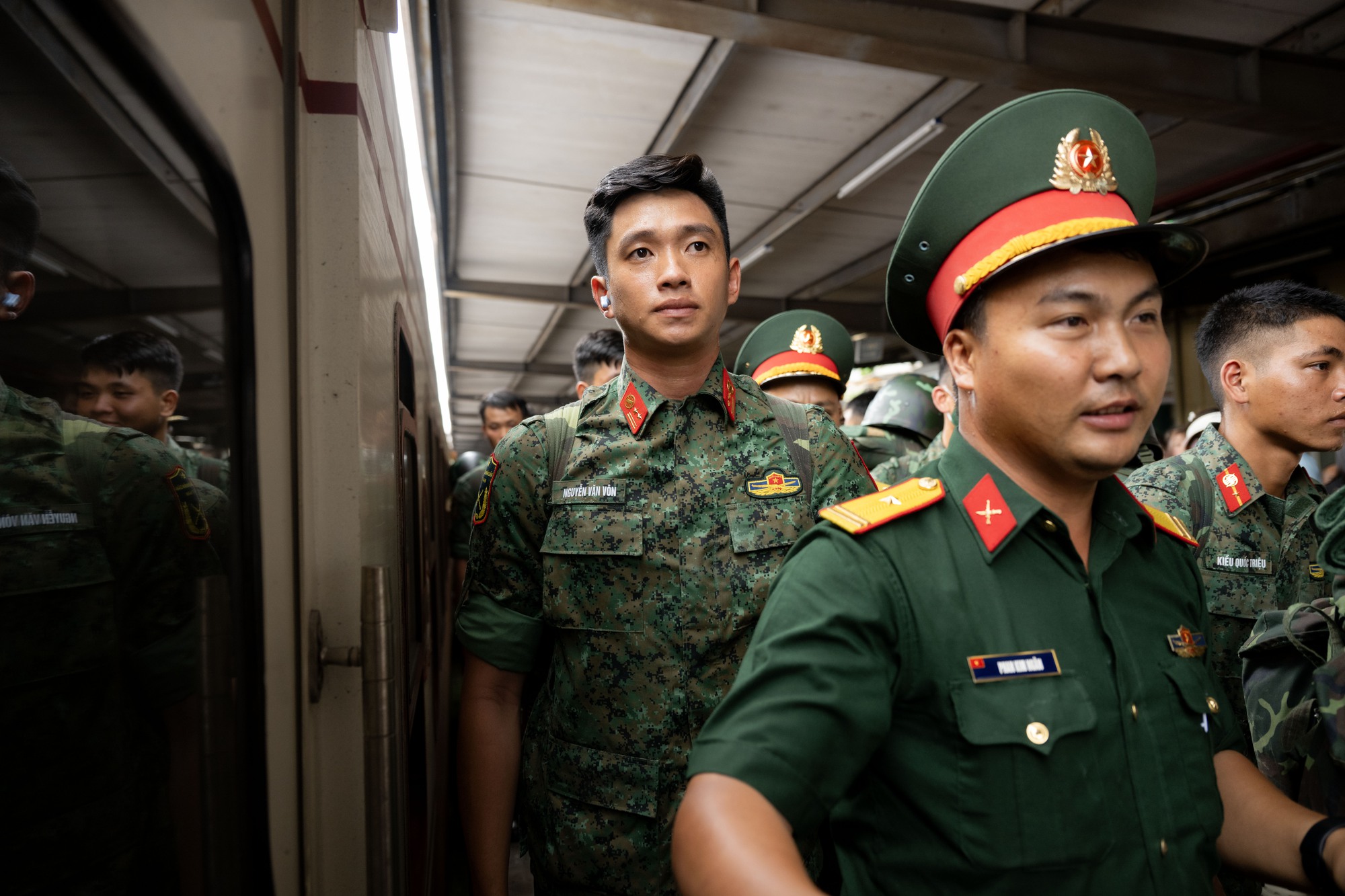 Cảnh tượng đặc biệt tại ga Hà Nội chiều tháng Sáu: Người dân xếp hàng dài chào đón các chiến sĩ chuẩn bị thực hiện nhiệm vụ A80- Ảnh 17. Cảnh tượng đặc biệt tại ga Hà Nội chiều tháng Sáu: Người dân xếp hàng dài chào đón các chiến sĩ chuẩn bị thực hiện nhiệm vụ A80- Ảnh 17.